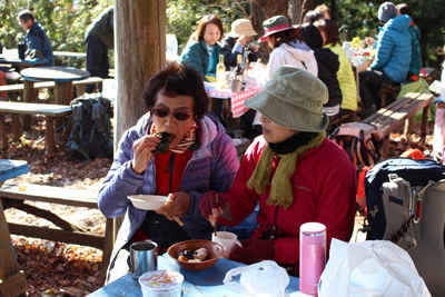 ＫＭさんとＡＳさんが餅を食べている写真