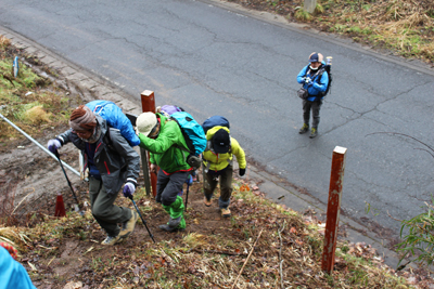 車道から登山道を登り始めた写真