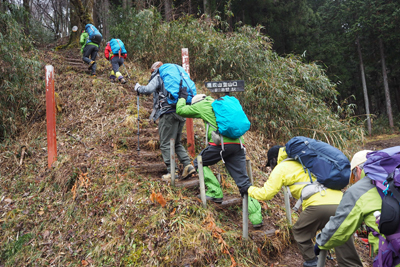 Iさんが撮影した急坂の登山道を登っている写真