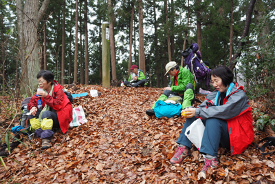 Iさんが撮影した小渕山山頂で昼食中の写真