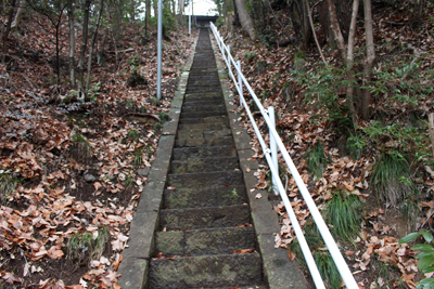 級で長くて狭い藤野神社の石段を下から撮った写真