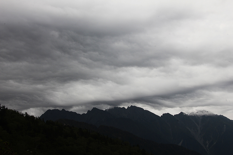 穂高連峰上空に広がる不穏な雲の写真